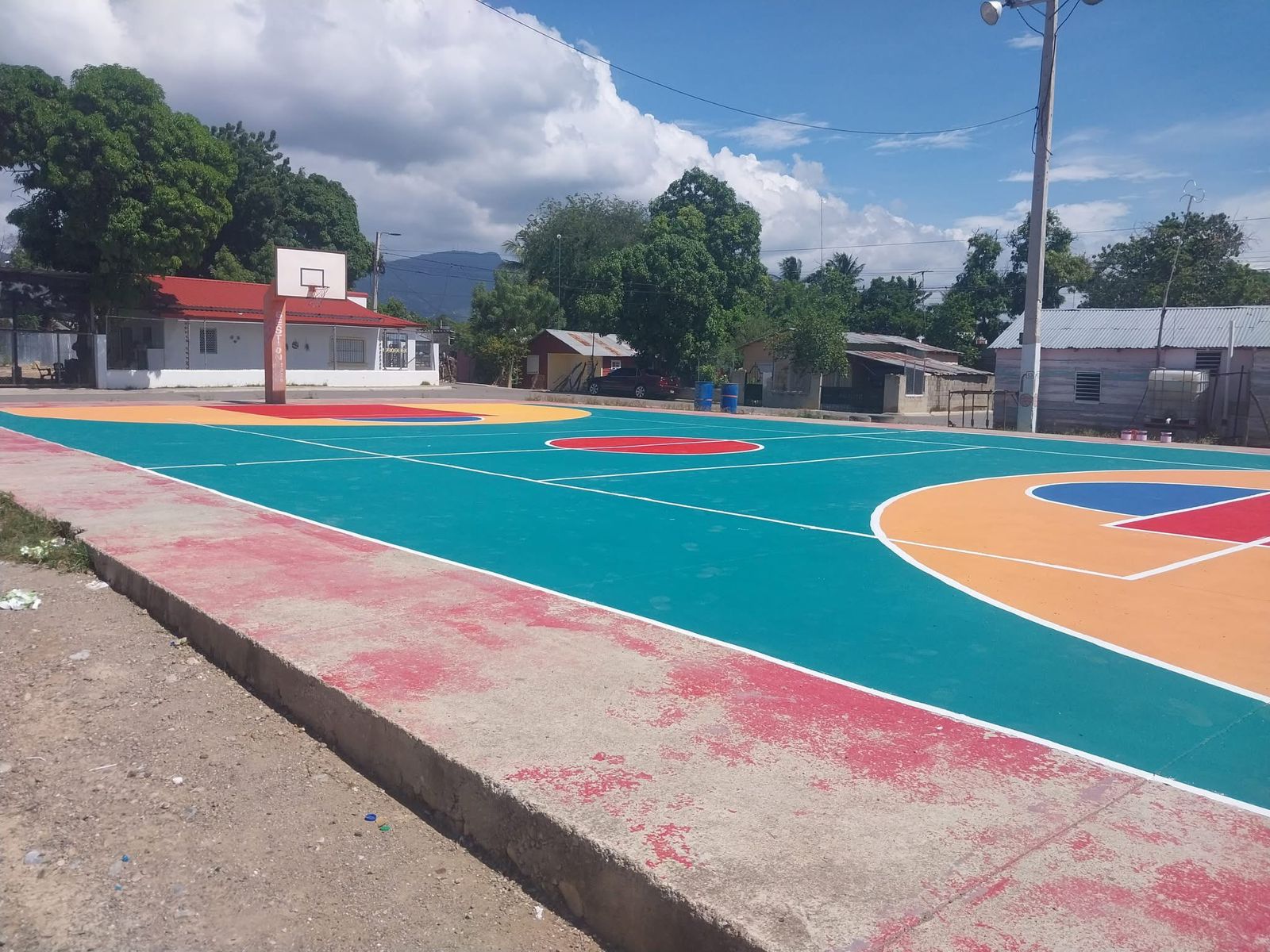 Mantenimiento de la pintura de la cancha municipal