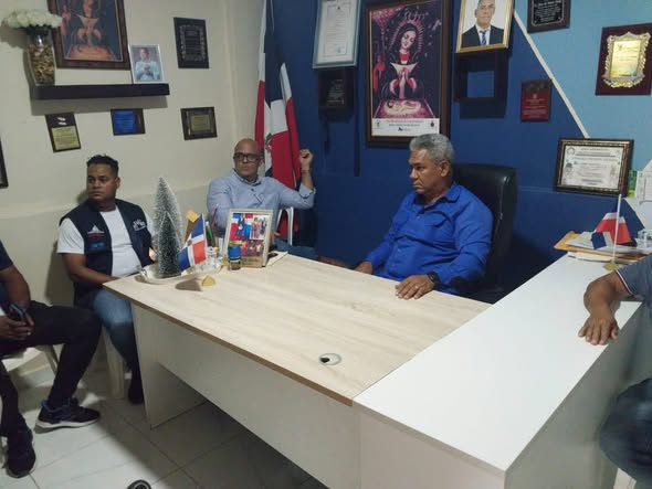 El Alcalde Jaime Del Rosario Sanchez recibe la comisión para el agueducto de Maizal